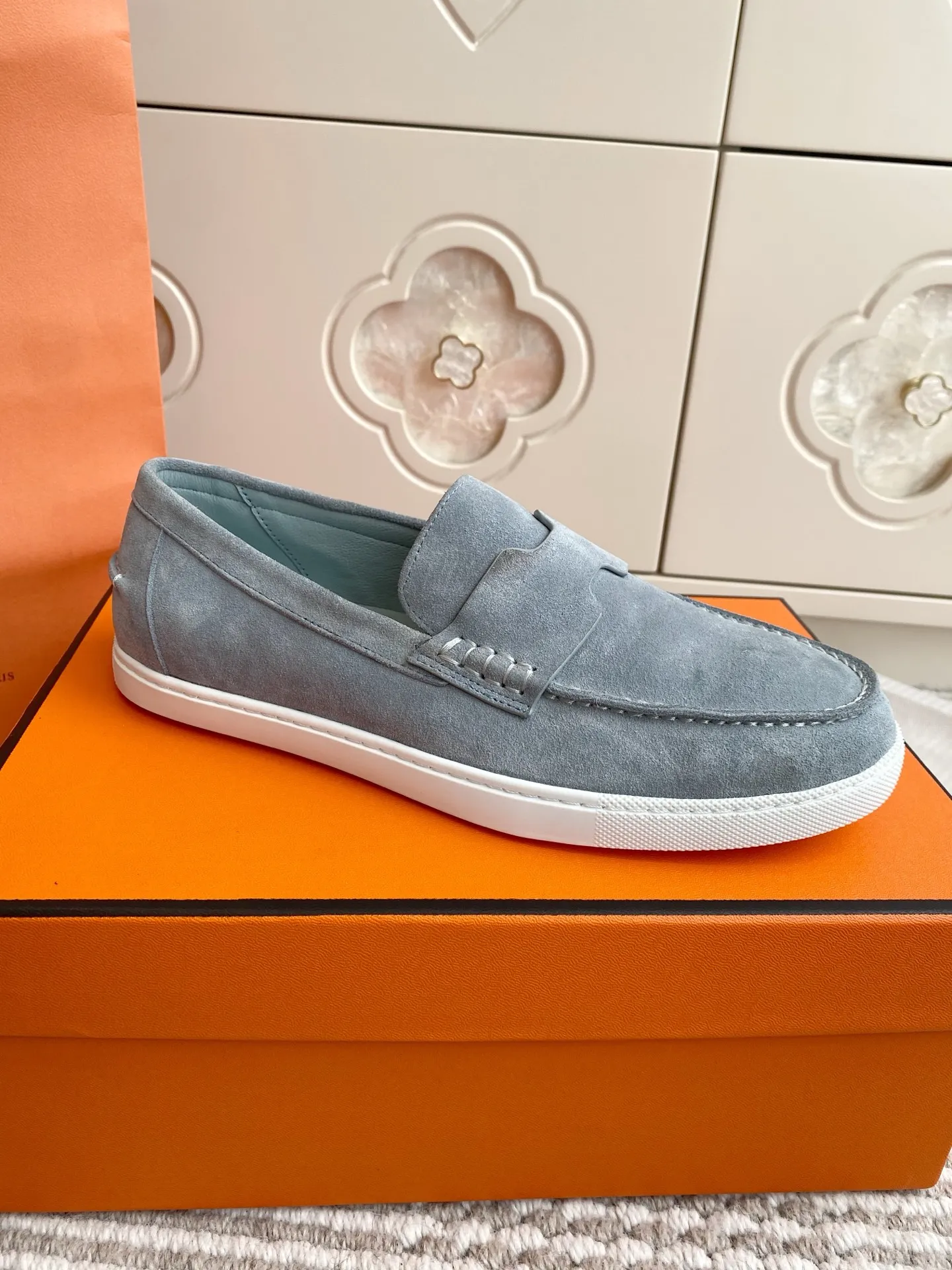 p560✨Hermes Couple Loafers｜Walking in the urban high-end, easily wearing Hermès temperament✨Who says luxury and comfort can’t have both?  This pair of H’s classic loafers really does it!  ▪️"Customized imported Yangjing fabric" is soft and delicate ▪️"Full sheepskin lining" + "soft-soled shoes" design. Your feet will be healed the moment you put them on~ It's like stepping on clouds☁️You won't feel tired after walking all day!  The iconic "H" buckle is low-key and luxurious. It is matched with a rubber outsole. It is lightweight and stylish. Whether you are commuting or shopping, you can easily achieve casual urban style🏙 Can be worn by couples. Full range of sizes, girls 35-41 | boys 39-45. Wear them together when going out. Sweet and high-end💑 Original mold opening. Details are in place. Those who understand will be attracted at a glance ️❤️ #Hermès loafers #coupleshoes #lightweight and versatile shoes